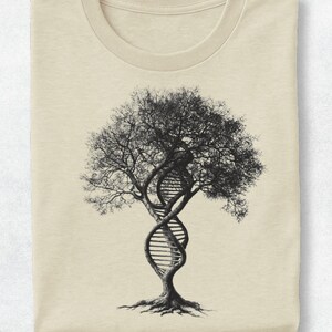 Peut inclure: Un t-shirt beige avec une impression graphique noire représentant un arbre dont le tronc a la forme d'une double hélice d'ADN. L'arbre présente des branches et des racines détaillées, centrées sur le devant du vêtement, créant un contraste.