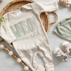 Personalisierter Strampler mit salbei und beige Streifen: Falten Sie die Fußsocken, die salbei Mütze