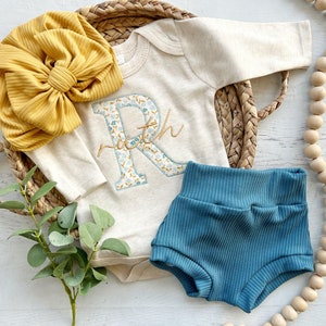 Tenue personnalisée bleu jaune pour nouveau-né, prénom personnalisé fille, tenue de retour à la maison pour bébé fille, tenue bébé fille, tenue d'hôpital fille, floral