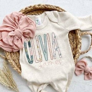 Personalized baby girl romper and bow, pink infant girl coming home outfit, custom name, baby shower gift, sleeper with footies, sage green immagine 1