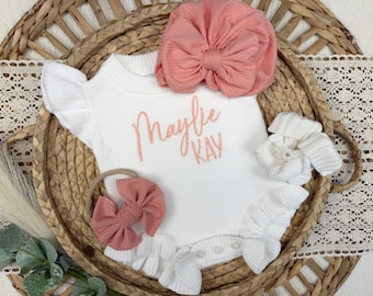 Gepersonaliseerde gebreide newborn romper met geborduurde naam. Zachte coming-home-outfit voor baby's voor foto's, douches en cadeaus