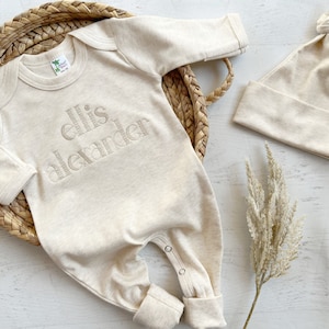 Personalized oatmeal baby romper and hat set, custom coming home outfit, sketch stitch boys outfit, baby shower gift, neutral afbeelding 2