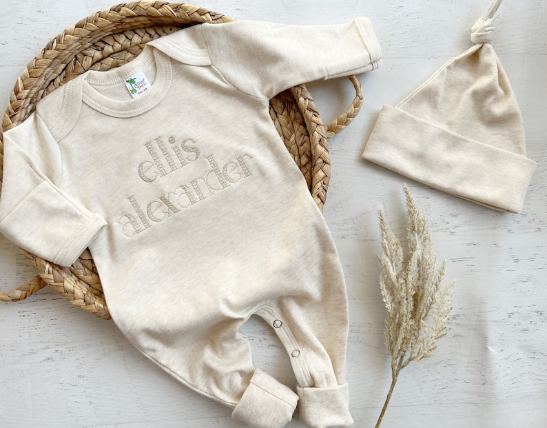 Personalized oatmeal baby romper and hat set, custom coming home outfit, sketch stitch boys outfit, baby shower gift, neutral afbeelding 2