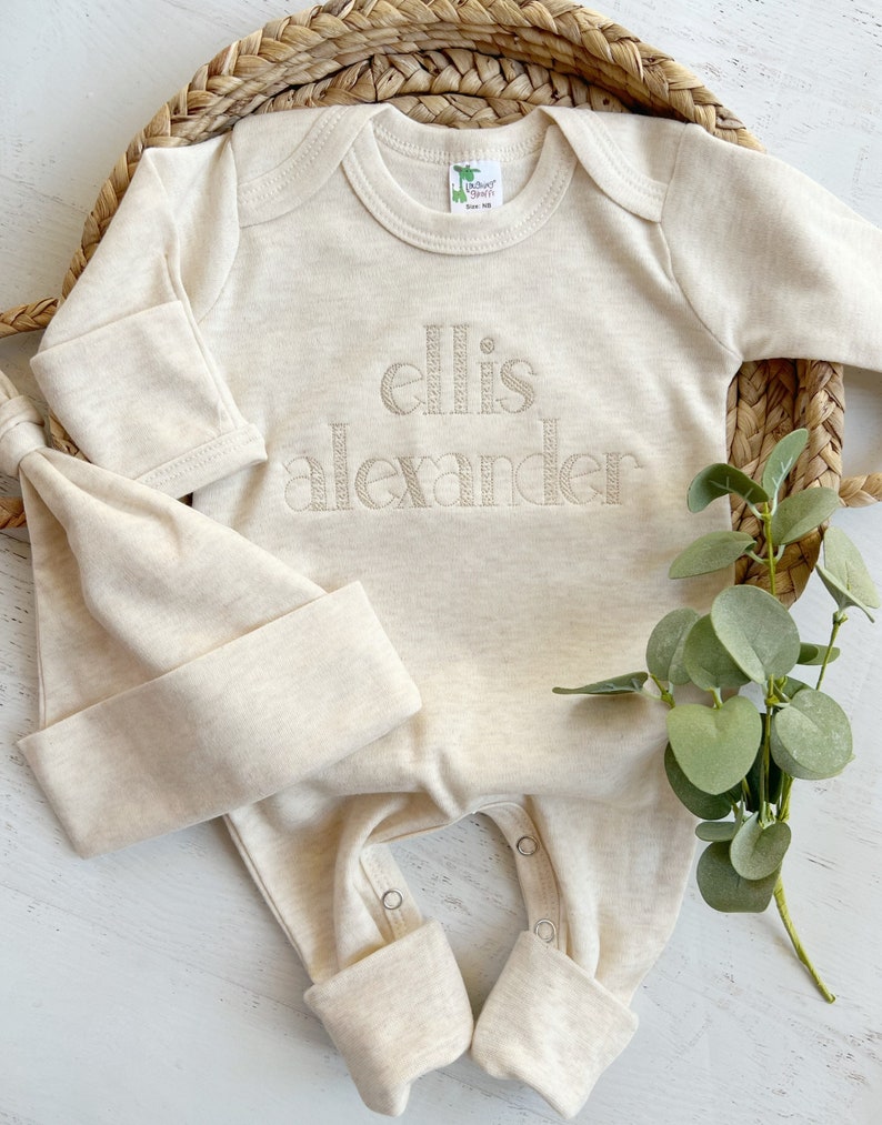 Personalized oatmeal baby romper and hat set, custom coming home outfit, sketch stitch boys outfit, baby shower gift, neutral afbeelding 1