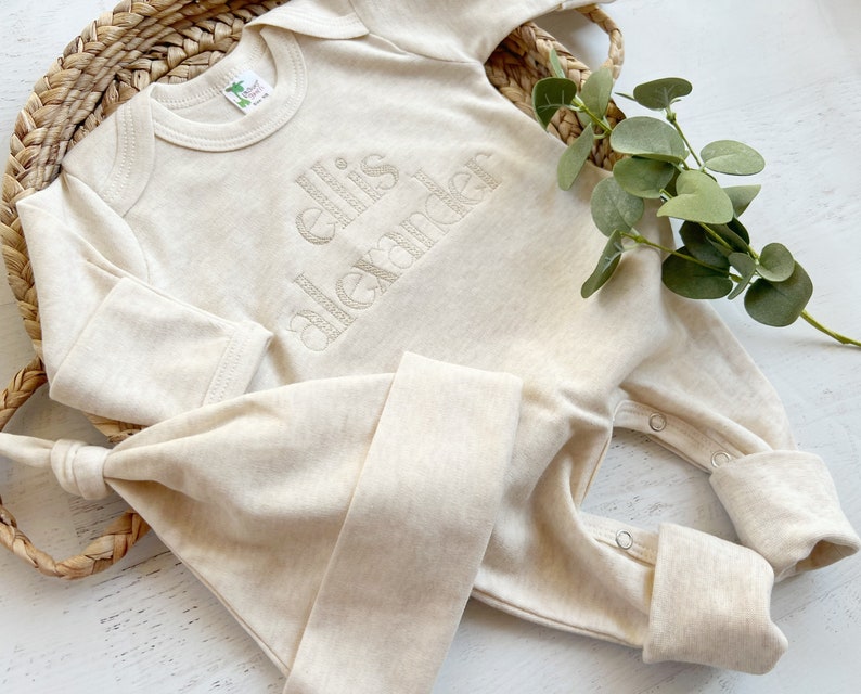 Personalized oatmeal baby romper and hat set, custom coming home outfit, sketch stitch boys outfit, baby shower gift, neutral afbeelding 3