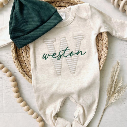 Barboteuse neutre personnalisée pour bébé avec chaussons rabattables, chapeau forestier, tenue personnalisée pour garçon pour le retour à la maison, cadeau de baby shower, Noël vert