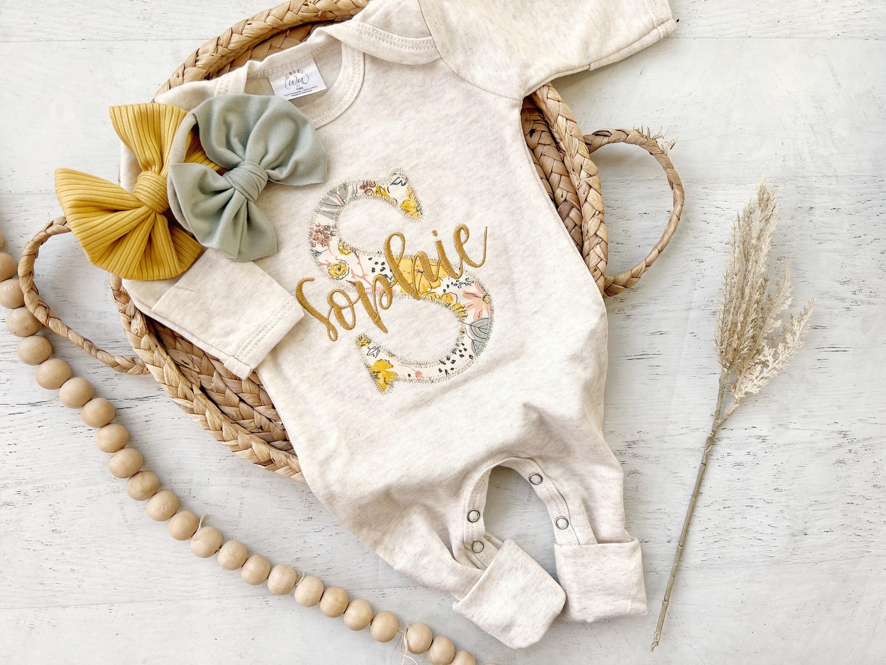Mono de bebé vintage floral y amarillo personalizado, pies plegables, atuendo personalizado para volver a casa, regalo de baby shower para niña