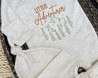 Personalisierter Mocca-Fuß mit handgemachter Schleifenmütze, Wander-Baby-Outfit, Geschenk im Freien, Wald