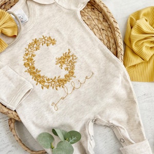 Conjunto de pelele y gorro de avena personalizado para bebé, traje para volver a casa con nombre personalizado, traje de niña con letras florales, regalo para baby shower en amarillo neutro