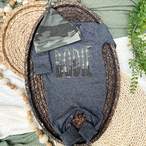 Personlig kamouflage babysparkdräkt och mössa, jaktpojke-coming home-outfit, babyshowerpresent, vikbara fotbälten, kamouflage