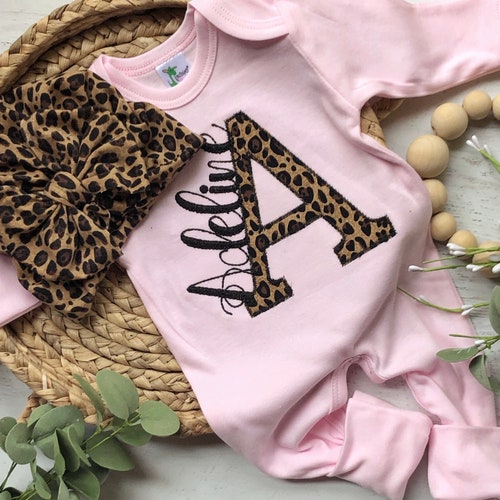 Ensemble personnalisé de foot et turban léopard rose, tenue personnalisée pour fille de retour à la maison avec chaussons rabattables, cadeau de baby shower, rose et guépard