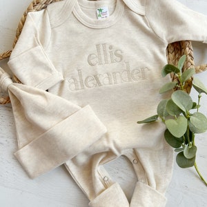 Personalized oatmeal baby romper and hat set, custom coming home outfit, sketch stitch boys outfit, baby shower gift, neutral afbeelding 4