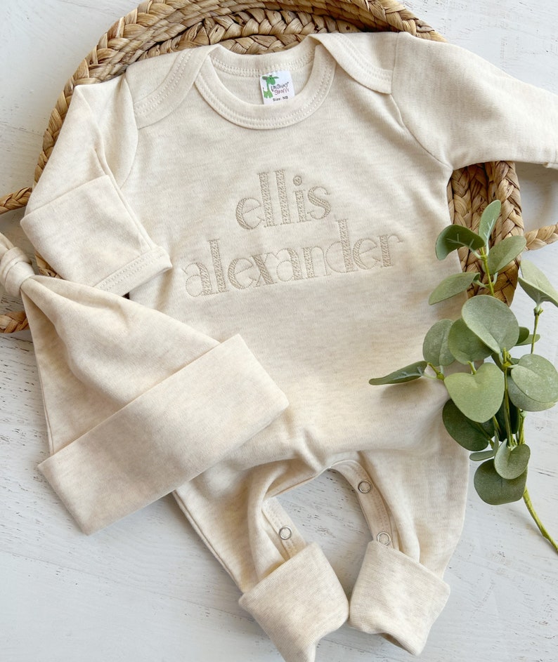 Personalized oatmeal baby romper and hat set, custom coming home outfit, sketch stitch boys outfit, baby shower gift, neutral afbeelding 4