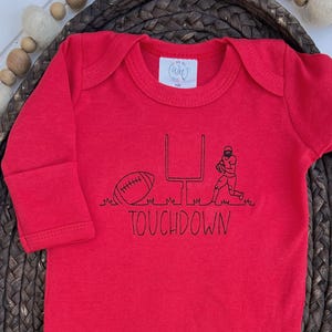 ベビーフットボールロンパース、刺繍入りベビーフットボール服、ベビー用フットボールロンパース、名前入りベビー服、大学フットボールのお気に入り