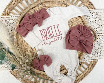 Conjunto personalizado para la salida del hospital de una recién nacida, pelele personalizado, color beige.
