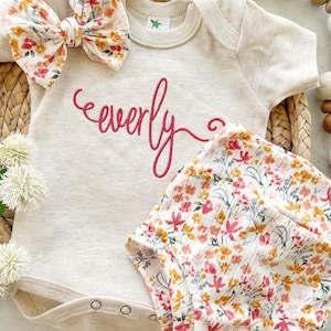 Vrolijke bloemenoutfit voor babymeisjes met bijpassende broekjes, cottagecore babyoutfit voor de thuiskomst, gepersonaliseerde outfit met wilde bloemen
