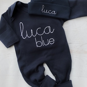Conjunto de pelele y gorro para bebé azul marino personalizado, conjunto personalizado para bebé que vuelve a casa, regalo para baby shower, pelele azul marino con pies, puntada sencilla