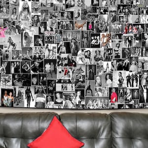 Può includere: Arazzo collage in bianco e nero con numerose immagini di moda e celebrità. L'arazzo è rettangolare e appeso sopra un divano in pelle scura con un cuscino quadrato rosso. Le immagini sono di varie dimensioni e stili.