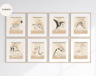 Puede incluir: Un conjunto de ocho láminas de arte mural enmarcadas con dibujos lineales de dinosaurios, incluyendo Ankylosaurus, Spinosaurus, Pteranodon, Stegosaurus, Triceratops, Tyrannosaurus, Parasaurolophus y Brachiosaurus sobre fondo beige con texto.