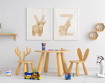 Puede incluir: Un área de juegos infantil con una mesa redonda de madera de cuatro patas cónicas, dos sillas de madera con respaldos en forma de orejas de animal, un tren de juguete, un caballito balancín, un oso de peluche, una pelota y dos cuadros.