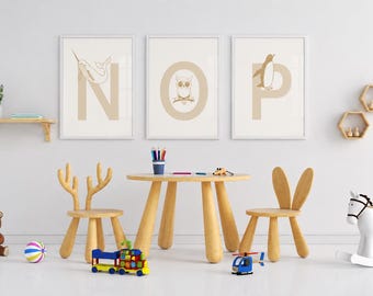 Puede incluir: Un conjunto de muebles infantiles con una mesa redonda de madera y dos sillas, una con respaldo de astas de ciervo y otra con orejas de conejo. Tres láminas de pared enmarcadas muestran las letras N, O y P con un narval, un búho y un pingüino.