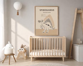 Puede incluir: Una lámina de arte mural enmarcada con un dibujo lineal de un dinosaurio Spinosaurus. El texto dice: SPINOSAURUS, The River Hunter, length: 15 m, weight: 7 t, late Cretaceous, Africa. El fondo es de color beige neutro con una forma color arena.