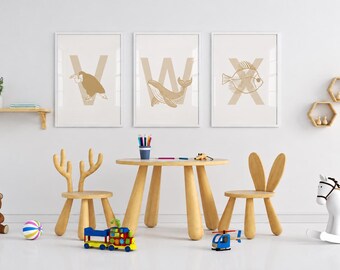 Puede incluir: Tres láminas de pared enmarcadas con las letras V, W y X con ilustraciones de un buitre, una ballena y un pez. El conjunto incluye una mesa redonda de madera, dos sillas con respaldos en forma de orejas de animal, un oso de peluche y un caballito.