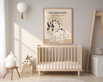 Puede incluir: Una lámina de arte mural enmarcada con un dibujo lineal negro de un dinosaurio Triceratops sobre un fondo beige. El texto dice TRICERATOPS, The Three-Horned Giant, junto con detalles de longitud, altura y ubicación en una fuente sencilla.