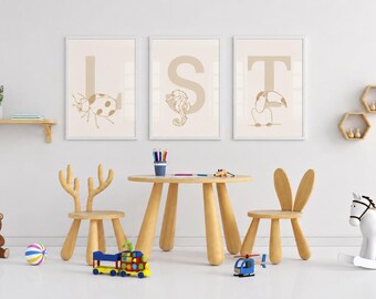 Puede incluir: Tres cuadros de pared enmarcados con las letras L, S y T junto a dibujos lineales de una mariquita, un caballito de mar y un tucán. El conjunto incluye una mesa de madera clara, dos sillas con respaldos de orejas de animal, un oso y un caballito.