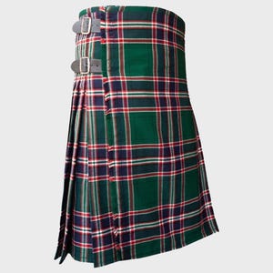 Puede incluir: Un kilt a cuadros verdes, rojos y azules con dos correas y hebillas de cuero. El kilt está plisado y se envuelve alrededor de la cintura. La tela tiene un patrón de tartán tradicional.