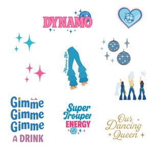 Könnte beinhalten: Eine Sammlung von Aufklebern und Grafiken mit Disco-Thema. Enthält das Wort "DYNAMO" in Rosa, blaue Schlaghosen, Discokugeln und die Sätze "Gimme Gimme Gimme A DRINK" und "Super Trouper ENERGY".