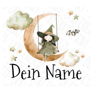 Könnte beinhalten: Eine skurrile Illustration zeigt eine junge Hexe auf einer Schaukel vor einem Halbmond. Die Hexe trägt ein grünes Kleid und einen Hut, mit Sternen, Wolken und einer Fledermaus, die das Design akzentuieren. Der Text "Dein Name" steht unten.