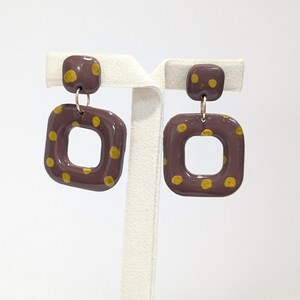 Guldfärgade örhängen i polymerlera med prickar – Handgjorda smycken – Moderna guldörhängen – Handgjord skapelse – Presentidé för kvinnor