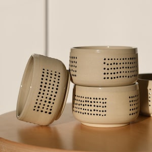 Handgemaakte keramische cappuccinomok | 200 ml | Zwarte stippen | Koffiemok | Zonder handvat | 3D-textuur