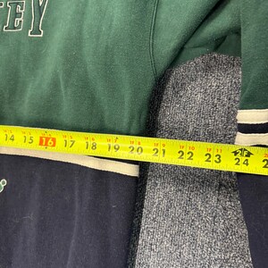 Puede incluir: Sudadera verde y azul marino con letras blancas. La sudadera tiene un dise&ntilde;o de bloques de color con una franja color crema. La medida en el pecho es de aproximadamente 61 cm.