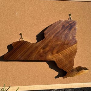 New York State Hirschschädel-Plakette - Live Edge Walnuss Wandkunst - Euro Mount Board - Rustikale Hütte oder Jagdhaus Dekor - Jäger Geschenk