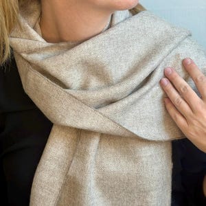 Baby Alpaca Scarf Rosa – Beige Elegant Wrap, Lightweight Warm Winter Accessory