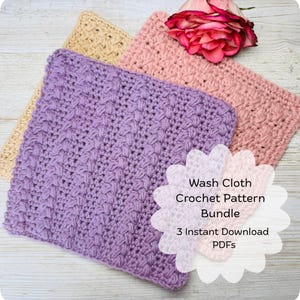 Pode incluir: São apresentadas três toalhas de rosto de crochê em tons de lavanda, rosa e bege. Uma rosa rosa repousa sobre o pano rosa. O pano roxo está em primeiro plano. O texto em uma forma branca recortada diz "Wash Cloth Crochet Pattern Bundle 3 Instant Download PDFs."