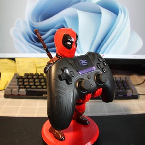 Drukowany w 3D uchwyt na kontroler Deadpool – akcesorium do konfiguracji gier