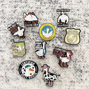 おかしなガチョウのエナメルピンセット – かわいい感情サポートバッジ、おかしなガチョウ好きへの楽しいギフト、普段着にぴったりの面白いいたずらブローチ