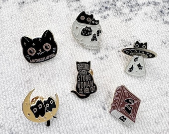 Cute Black Cat Enamel Pins Vintage Cat Badge for Cat Lovers, Behind Every Strong Woman is Her Cat Brooch, Pin Gift for Cat Moms Cat Person