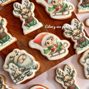以下が含まれることがあります： 木製の表面に並べられた、クリスマスをテーマにした砂糖クッキーの詰め合わせ。クッキーは、トナカイ、サンタクロース、そりに乗ったエルフなどのお祝いのデザインが施され、すべてカラフルなアイシングで飾られています。「Ester y sus galletas」というテキストが表示されています。