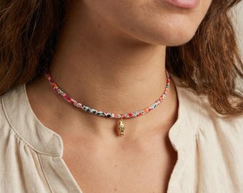 Gargantilla con estampado Liberty en cordón Liberty, con pequeños peces de acero inoxidable.