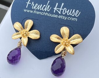 Facettierte Amethyst Blumen Ohrringe, Matte Gold Messing, Februar Geburtstagsgeschenk