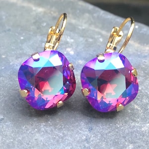 Pendientes de palanca con cristales Swarovski azul fucsia AB. Pendientes de palanca con cristales de talla cojín. Pendientes de oro. Regalo para ella.