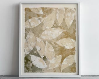 Könnte beinhalten: Ein gerahmtes Kunstwerk mit einem Muster stilisierter Blätter in Beige- und Weißtönen vor einem strukturierten, gedämpften braunen Hintergrund. Die Blätter überlappen sich und erzeugen Tiefe. Das Kunstwerk ist in einem weißen Rahmen eingefasst.