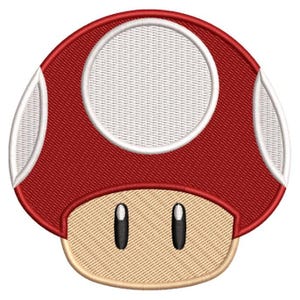 Pode incluir: Cogumelo vermelho bordado com detalhes circulares brancos e base bege. O cogumelo tem dois olhos ovais pretos. Este design é uma reminiscência de um personagem clássico de videogame.