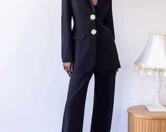 Conjunto de traje negro: elegante blazer y pantalón, traje de mujer a medida, traje formal minimalista.