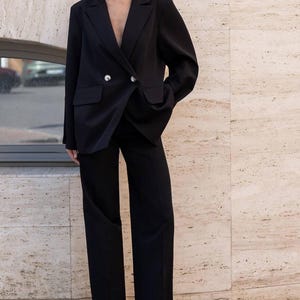 Schwarzer Hosenanzug, Oversized Blazer, Hose mit weitem Bein