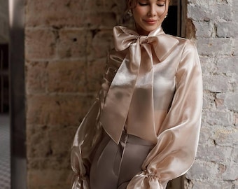 Blusa de organza beige: Top transparente de manga larga con lazo en el cuello